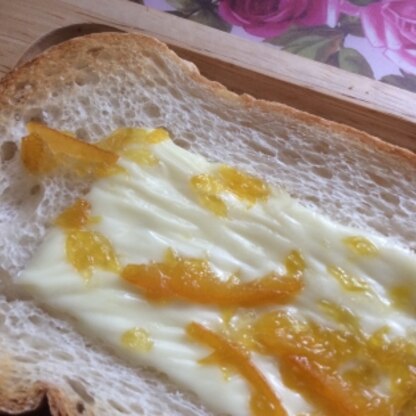 こんにちは~♪今朝の朝食に自家製マーマレードで作りました♡ほろ苦オレンジとチーズの相性バッチリですね♡朝から元気パワー充電完了！ご馳走様でした(^^)
